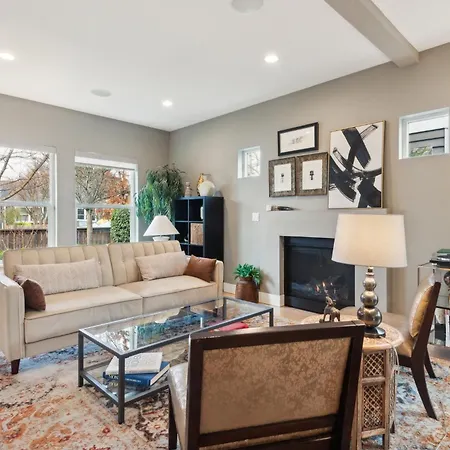 Spacious Family Retreat - Media Room & Patio Home